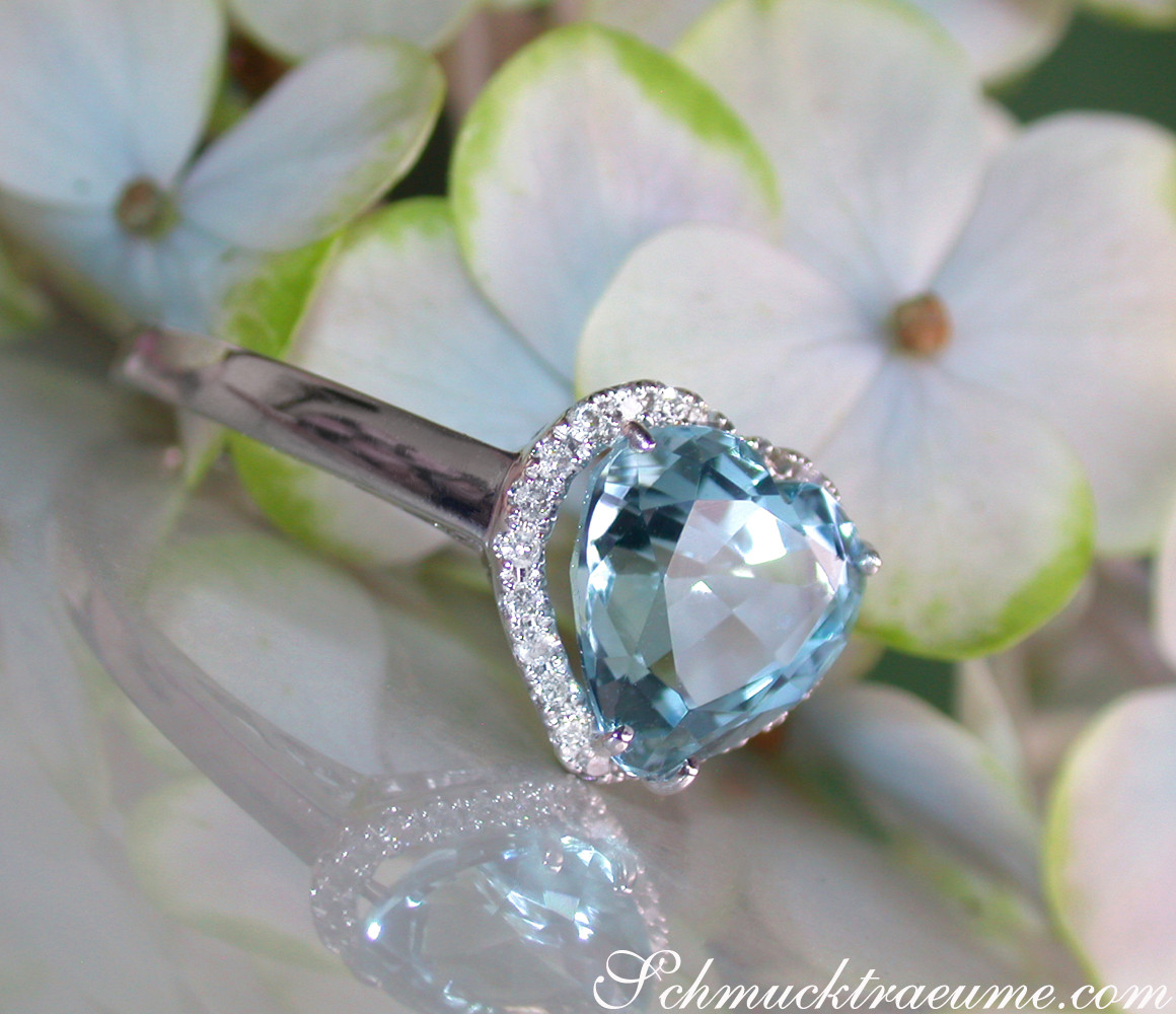 Weißgold Herz-Aquamarin-Ring mit Diamanten auf Hortensieblüte
