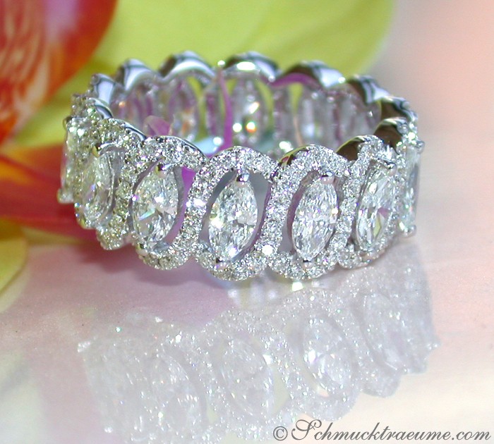 Weißgold-Brillantenring mit Marquise-Diamanten, Detailaufnahme, elegant, glitzernd