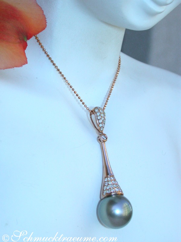 Modell trägt elegante Perlenanhänger mit Diamanten in Roségold