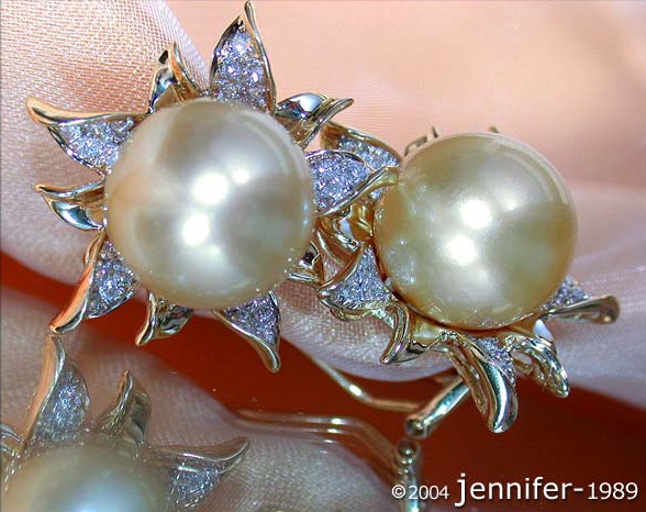 Feinste goldene Südseeperlen Ohrstecker im Blüten Design - Image 3