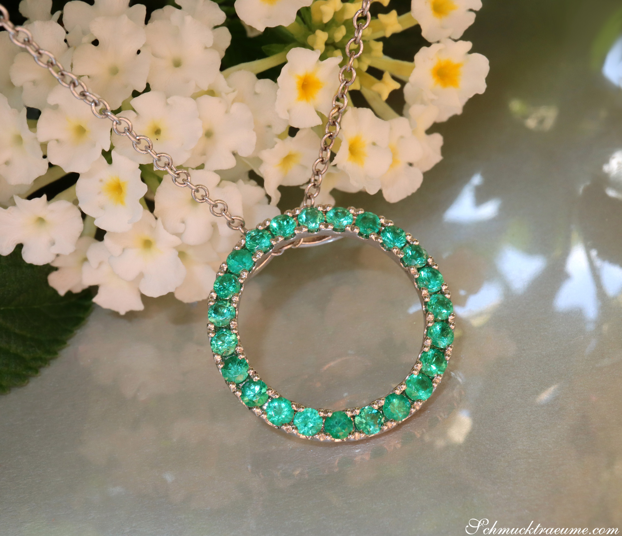 Smaragd Kreis Anhänger aus Weißgold 750, detailreiches Blumenhintergrund, elegante Halskette.