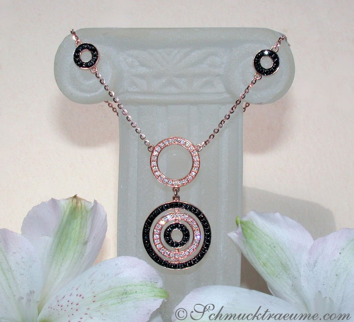 Schwarze Diamant-Halskette in Roségold mit funkelnden Ringen