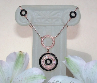 Schwarze Diamant-Halskette in Roségold mit funkelnden Ringen