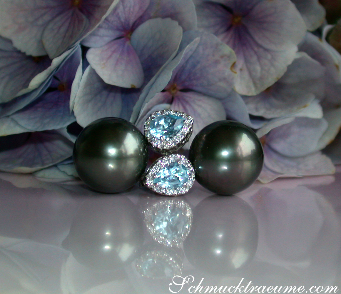 Tahitiperlen-Ohrstecker mit Aquamarin und Diamanten auf Blütenhintergrund