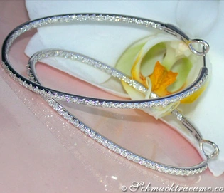 Ovale Diamant-Creolen in Weißgold, lang, Detailaufnahme, elegant, glänzend