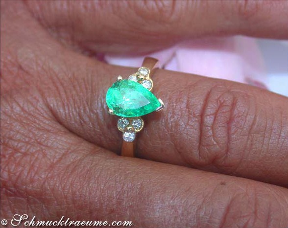 Smaragd-Tropfen-Ring mit Brillanten auf Handfinger, detailreich, Gelbgold 750