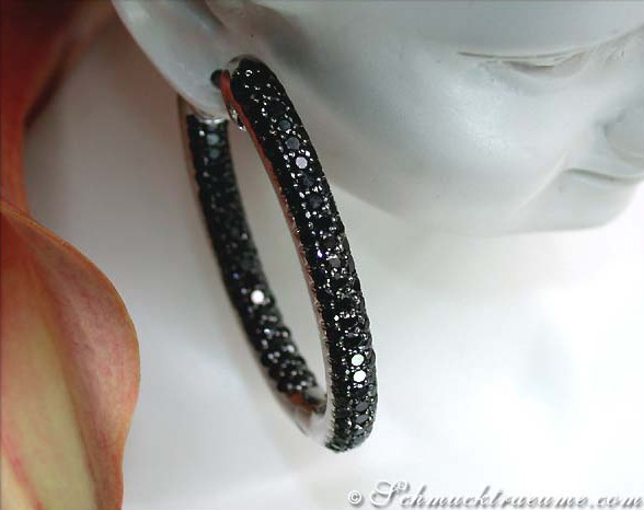 Ovale Creolen mit schwarzen Diamanten, Detailaufnahme, leicht oval, luxuriös verarbeitet