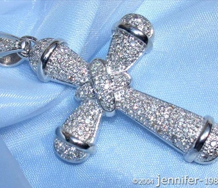 Weißgold Kreuzanhänger mit 1.150 Karat Brillanten, glänzender Detailaufnahme