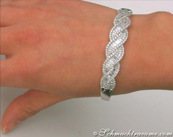Detailaufnahme des Diamant-Armreifs mit Trapezschliff und Weißgold 750