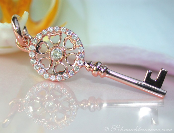 Verziertes Roségold-Schlüssel-Anhänger mit Diamanten, zarte Details, elegant