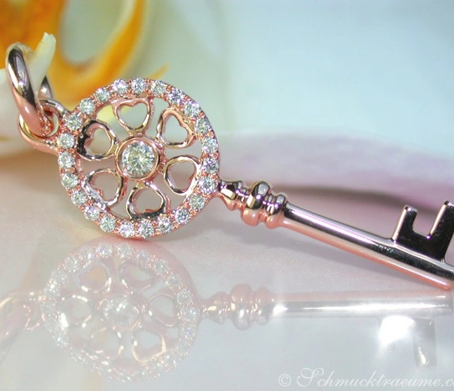 Verziertes Roségold-Schlüssel-Anhänger mit Diamanten, zarte Details, elegant Verziertes Roségold-Schlüssel-Anhänger mit Diamanten, zarte Details, elegant