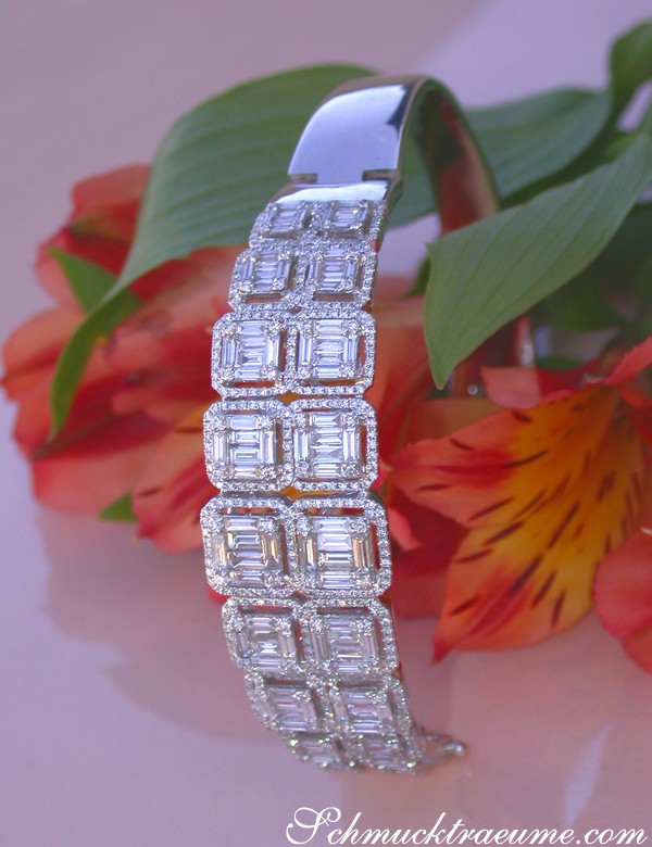 Silberner Armband mit Baguette-Diamanten, detailreich, auf Blütenhintergrund