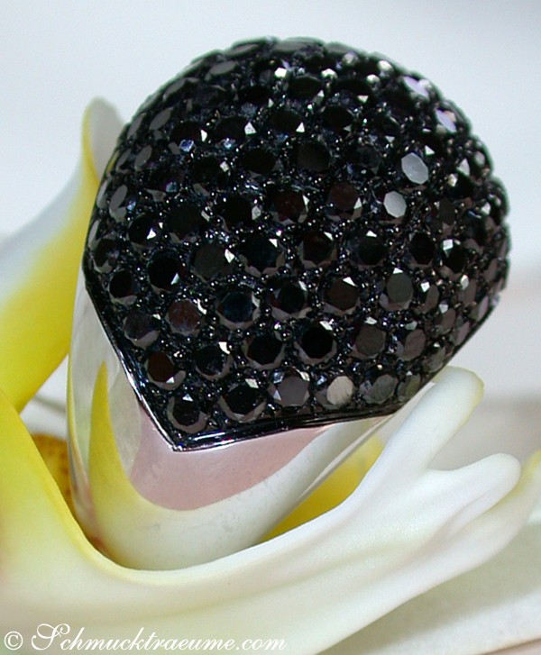 Schwarzdiamanten-Dome-Ring mit 5.410 Karat in Weißgold 585, detailreich verziert.