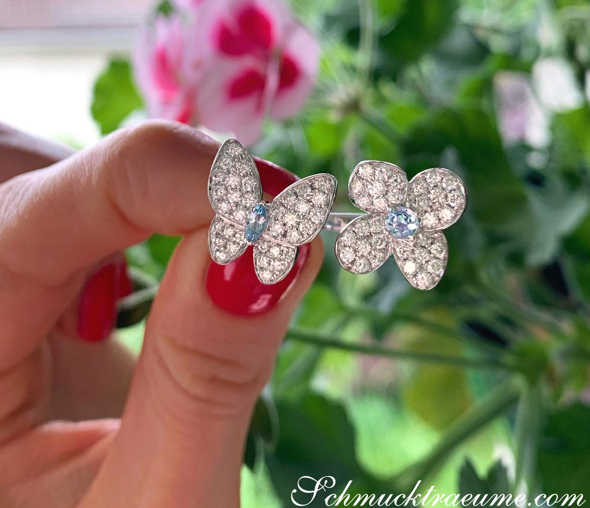 Blumenförmiger Brillantenring mit Aquamarin in Weißgold 585 getragen