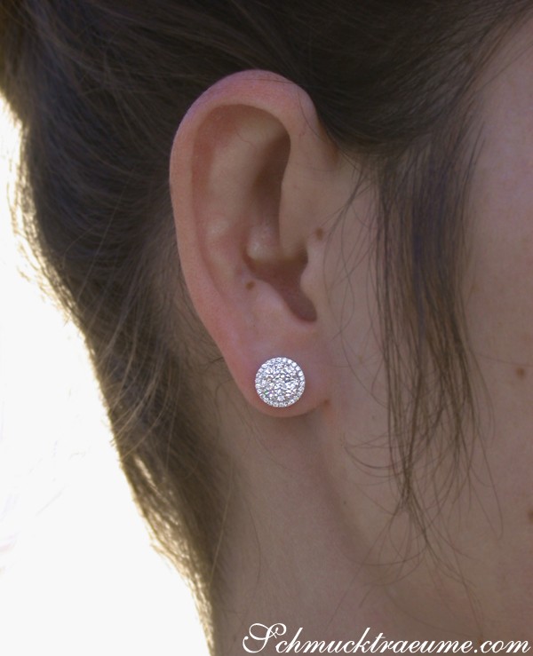 Runder Brillant-Ohrstecker in Weißgold 750, detailnahes Bild, klassischer Chic.