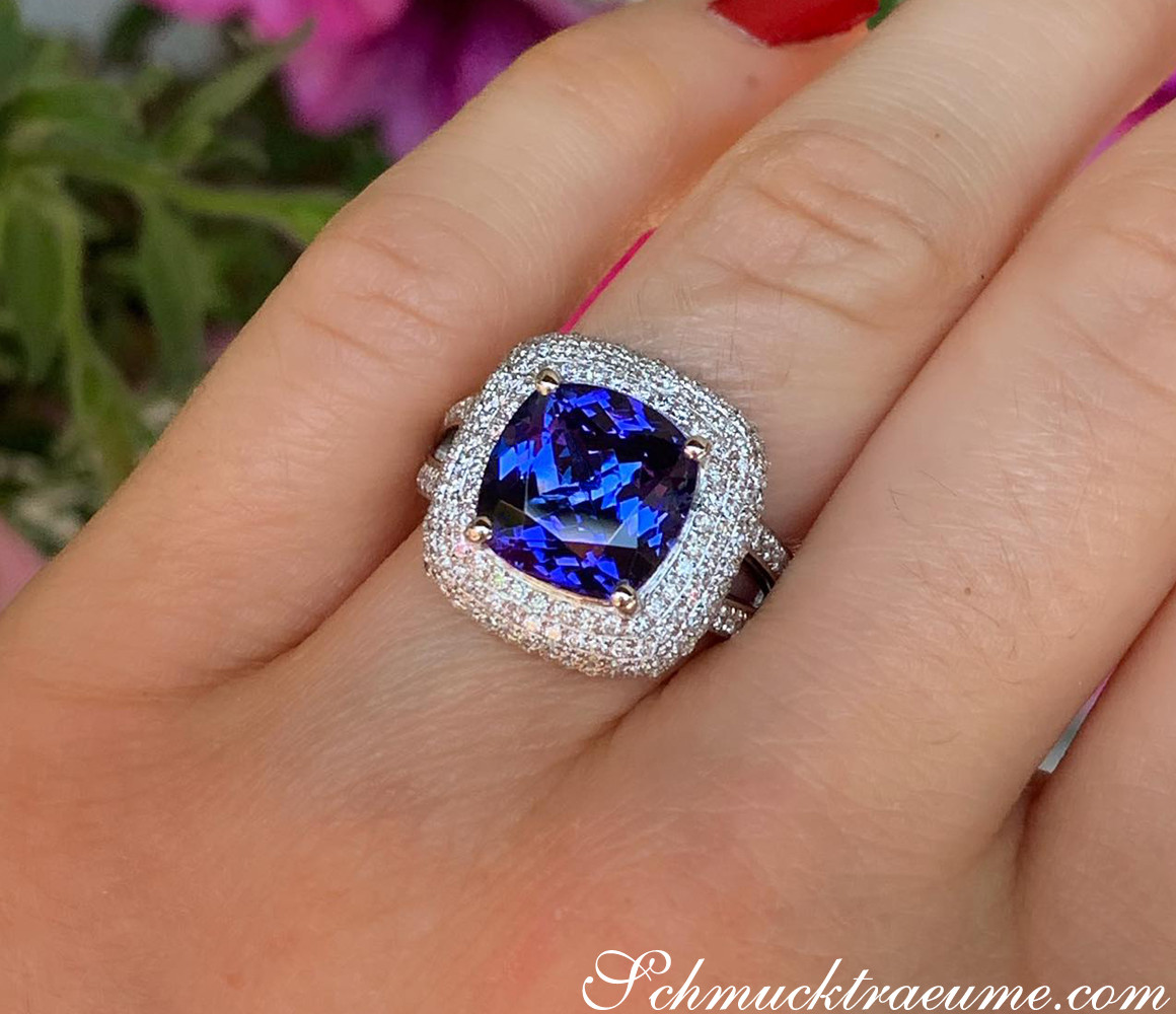 Weißgold-Ring mit Tansanit und Brillanten, Detailansicht, Hand getragen