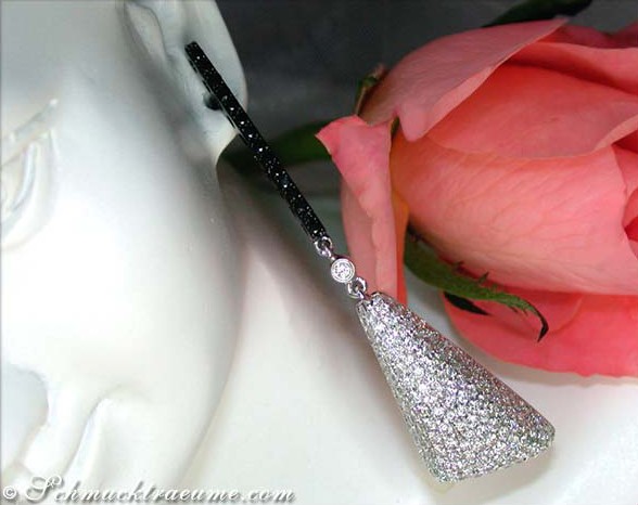 Schwarze Diamant-Ohrhänger mit weißen Steinen, Detailaufnahme, elegant, Luxus-Schmuck.