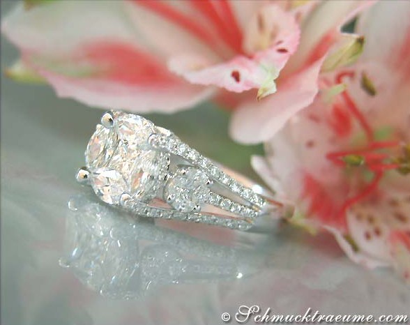 Illusion-Diamantring mit 2.310 Karat in Weißgold 750, Detailaufnahme auf Blume liegend