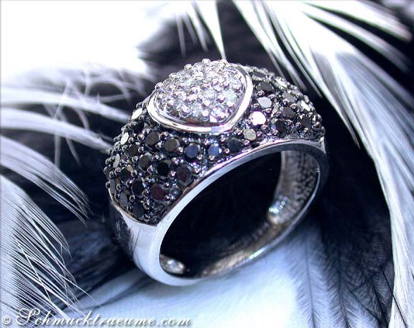Detailansicht des Herz-Rings mit schwarzen Diamanten, Weißgold 585, auf Federn liegend.