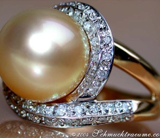 Goldener Südseeperlen-Ring mit Brillanten, Detailaufnahme, klassische Eleganz
