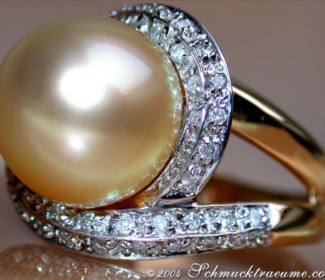 Goldener Südseeperlen-Ring mit Brillanten, Detailaufnahme, klassische Eleganz Goldener Südseeperlen-Ring mit Brillanten, Detailaufnahme, klassische Eleganz