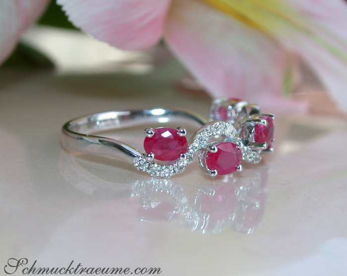 Rubin-Diamant-Ring in Weißgold 585, oval & rund, zart und elegant