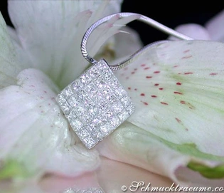 Princess-Diamant-Anhänger in Weißgold, Detailaufnahme auf Blüte