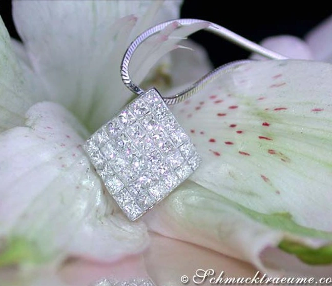 Princess-Diamant-Anhänger in Weißgold, Detailaufnahme auf Blüte Princess-Diamant-Anhänger in Weißgold, Detailaufnahme auf Blüte