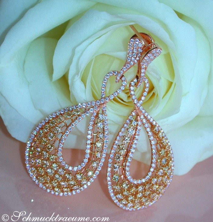 Klassische Ohrhänger aus Roségold 750, verziert mit gelben und weißen Brillanten