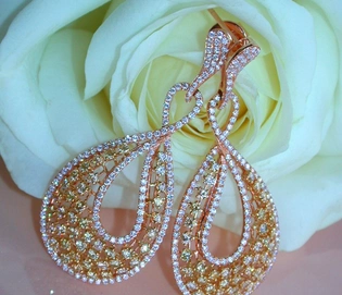 Klassische Ohrhänger aus Roségold 750, verziert mit gelben und weißen Brillanten