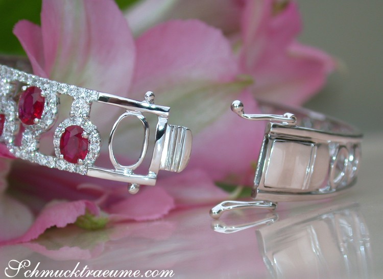 Schmuckkunst: Rubin-Armreif mit Brillanten, Detailaufnahme, Weißgold 750