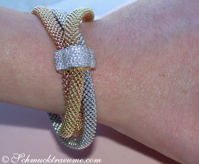 Gold- und Silberarmband mit Brillanten, Detailaufnahme am Handgelenk