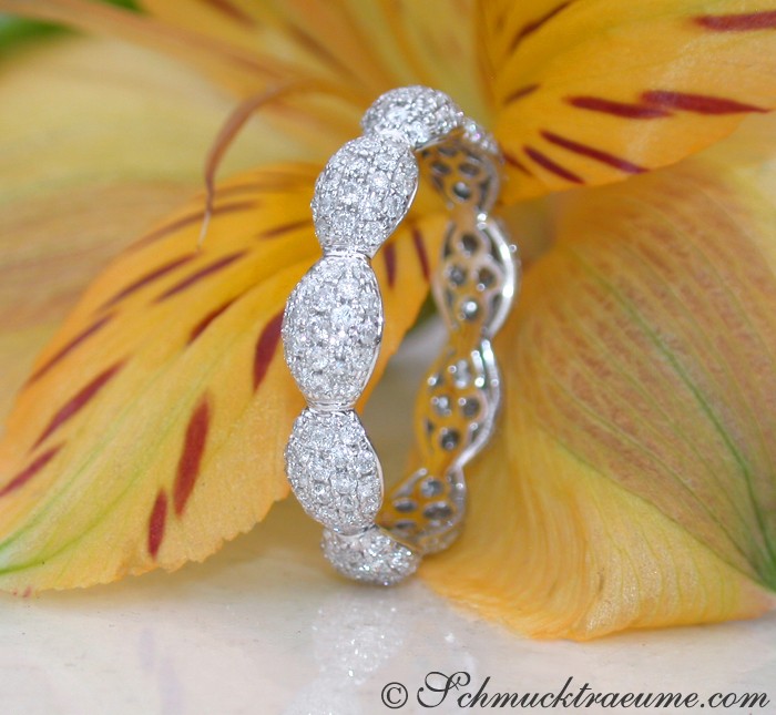 Detailansicht des Brillantpavé-Rings in Weißgold auf Blüte