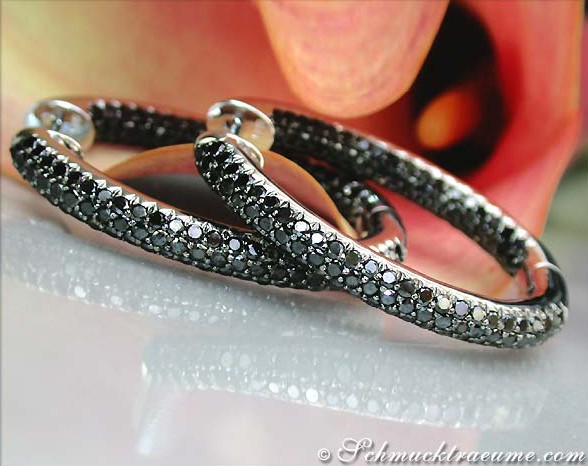 Schwarzdiamant-Creolen mit Weißgold, Detailaufnahme auf Blume, elegantes Statement-Ohrring