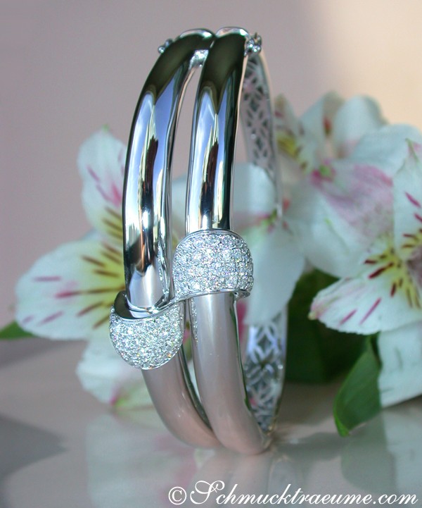 Weißgold-Armreif mit Diamanten, Detailansicht, Blüten im Hintergrund