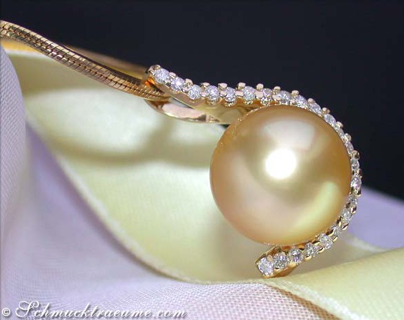 Goldener Südseeperlenanhänger mit Diamanten, Detailaufnahme, elegant und raffiniert.
