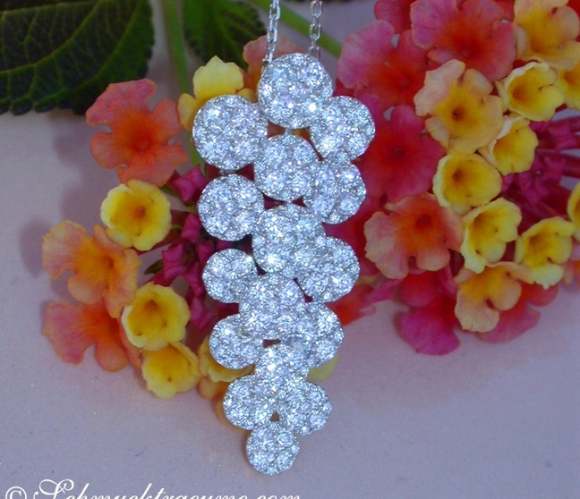 Schimmernder Diamant-Anhänger in Traubenform, Detailaufnahme, weißgoldfarben Schimmernder Diamant-Anhänger in Traubenform, Detailaufnahme, weißgoldfarben