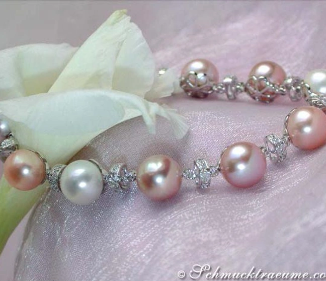 Multicolor Süßwasserperlen-Armband mit Diamanten, detailreich, blütenähnlich. Multicolor Süßwasserperlen-Armband mit Diamanten, detailreich, blütenähnlich.