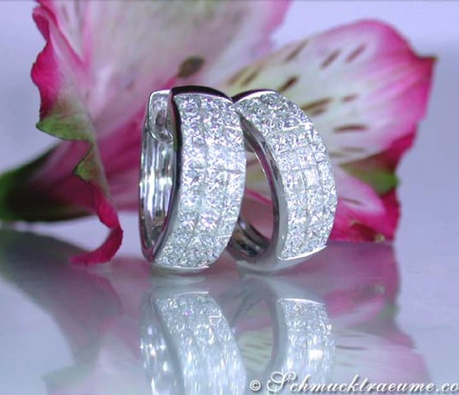 Prinzessinen-Diamantcreolen in Weißgold 750 mit dezenten Formen und hochwertiger Fassung Prinzessinen-Diamantcreolen in Weißgold 750 mit dezenten Formen und hochwertiger Fassung