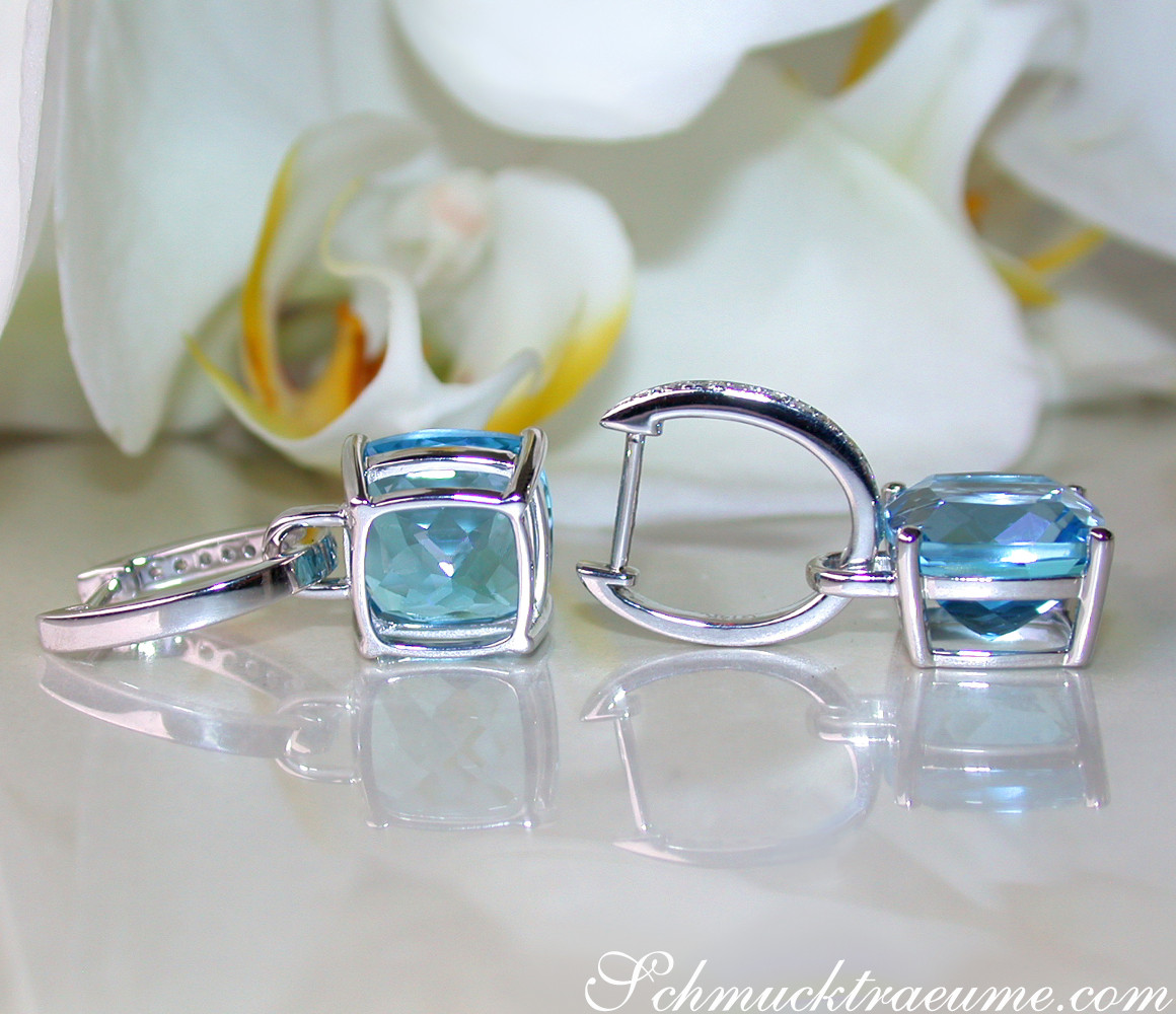 Weißgold-Ohrringe mit Blautopas und Diamanten, Detailaufnahme auf weißem Hintergrund