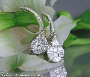 Diamant-Tropfen-Ohrringe in Weißgold, detailreich mit Diamanten, auf Blume präsentiert