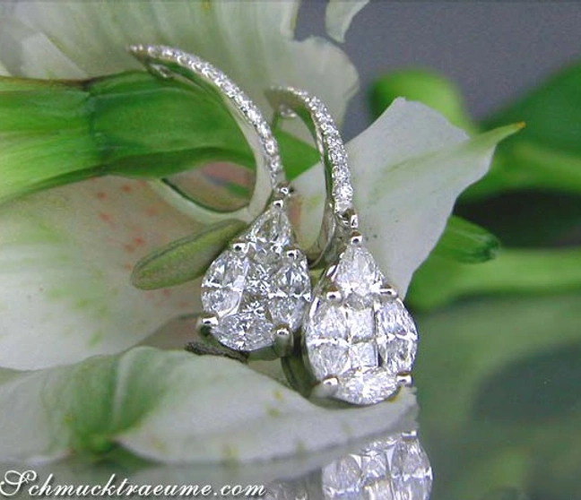 Diamant-Tropfen-Ohrringe in Weißgold, detailreich mit Diamanten, auf Blume präsentiert Diamant-Tropfen-Ohrringe in Weißgold, detailreich mit Diamanten, auf Blume präsentiert