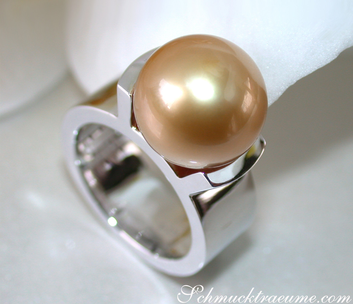Weißgold-Ring mit goldenem Südseeperlen-Solitär, Detailaufnahme, hochglänzend, elegant.