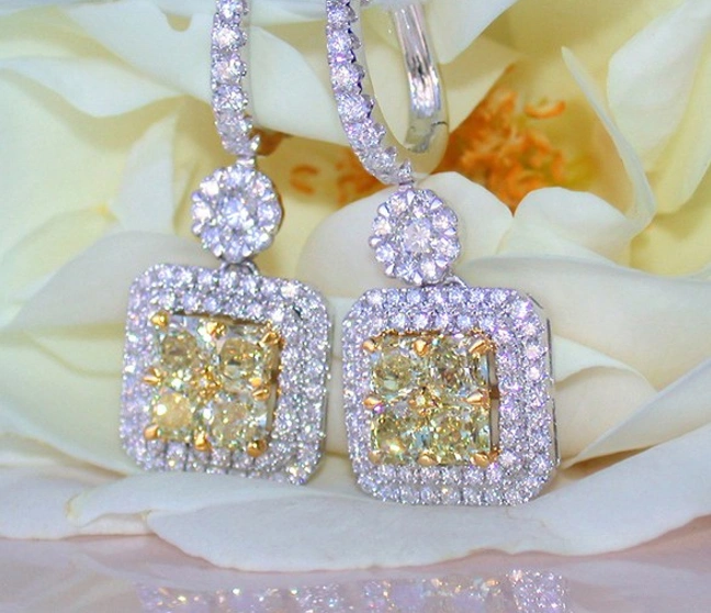 Edle gelbe Diamanten-Ohrgehänge mit Brillanten, weißgold, detailreich, elegant, auf Blüte präsentiert Edle gelbe Diamanten-Ohrgehänge mit Brillanten, weißgold, detailreich, elegant, auf Blüte präsentiert