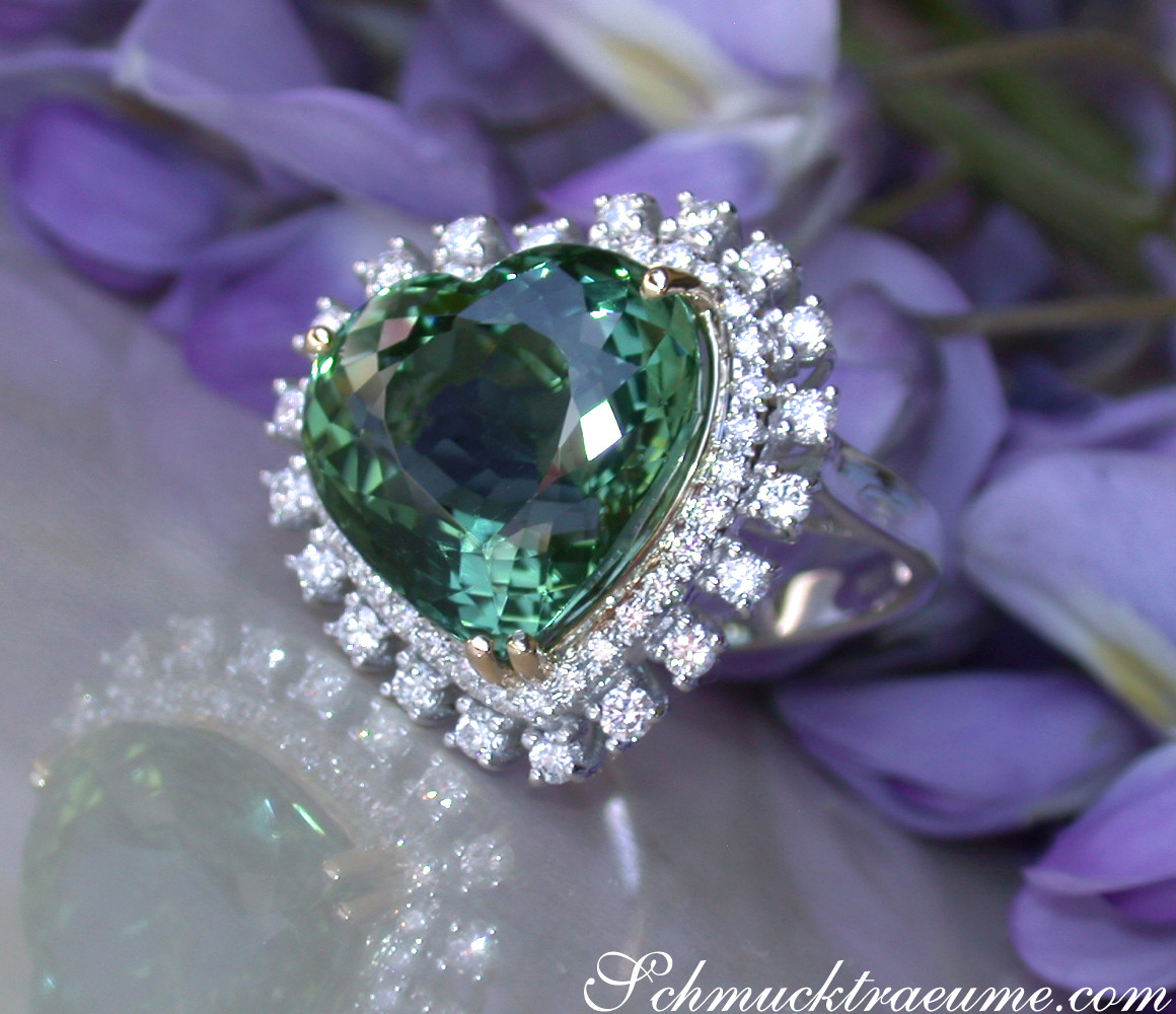 Herzform Turmalin-Ring mit Diamanten, Detailaufnahme, weißgoldfarben, elegant.