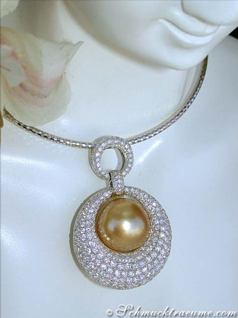 Goldener Südseeperlen-Anhänger mit Brillanten, Detailaufnahme, elegant getragen.