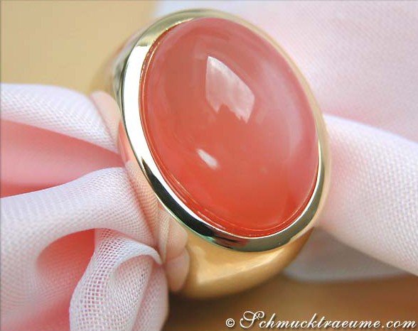 Goldener Mondstein-Ring mit ovaler Steinschale, Detailansicht von oben.