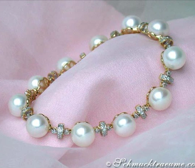 Klassisches Armband mit Perlen und Diamanten auf rosa Stoff Klassisches Armband mit Perlen und Diamanten auf rosa Stoff