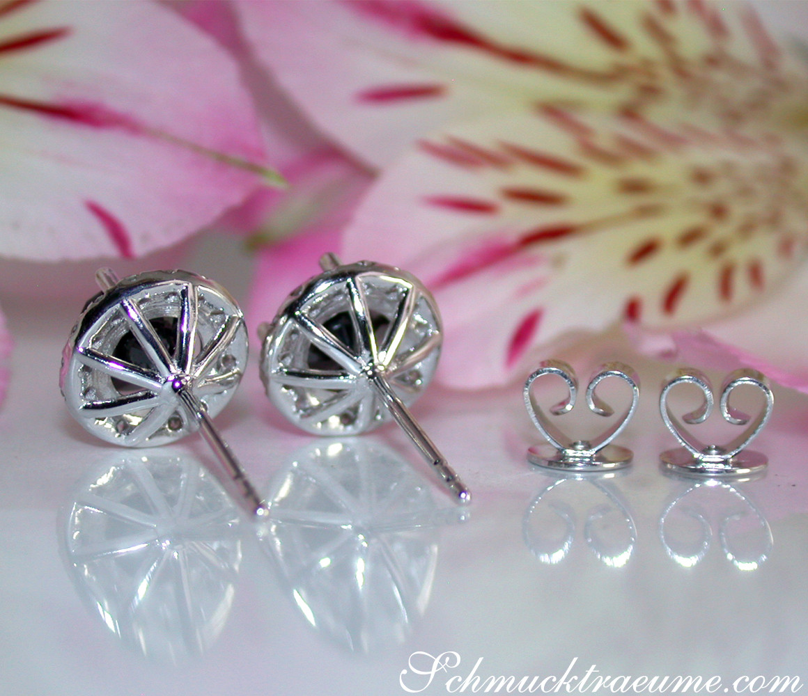Silberne Ohrstecker mit schwarzen Diamanten im Halo-Design, detailreich, elegant auf Blüte.