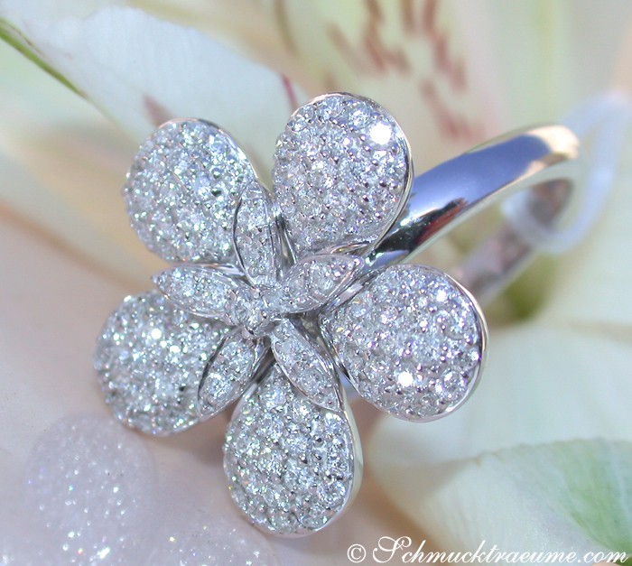 Blumenring aus Weißgold mit 0.780 Karat Brillanten